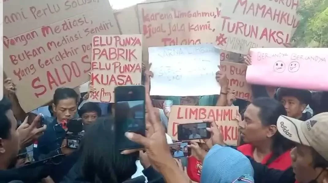 Sungai Cileungsi Tercemar, Ratusan Warga Menggelar Aksi Demo.