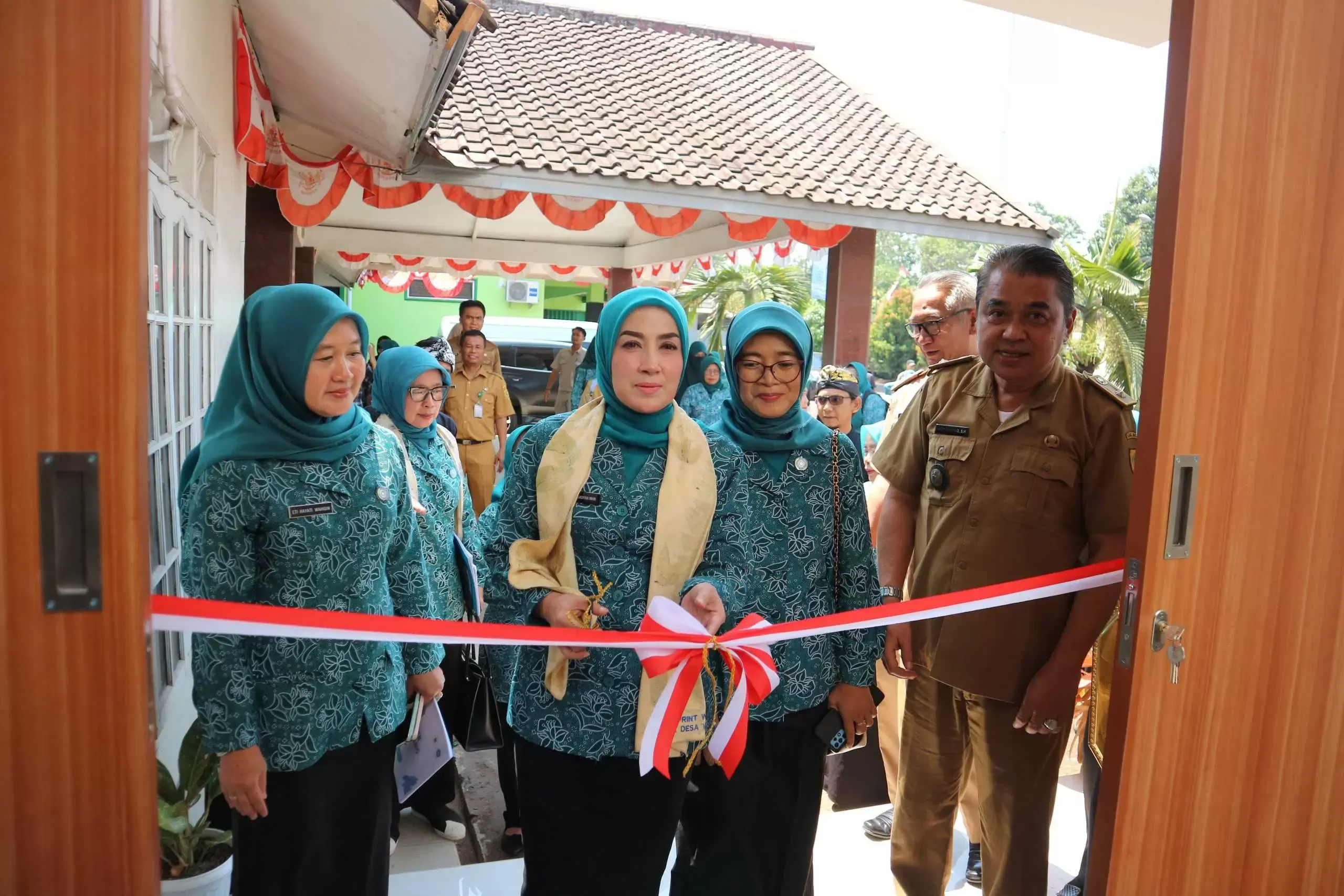 Kantor PKK Desa Wanaherang diresmikan Langsung oleh Halimatussadiyah Iwan.