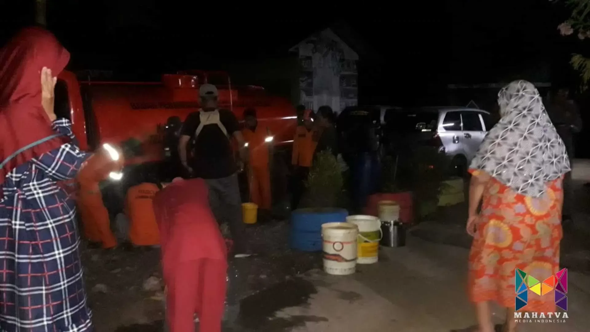 Kekeringan di Desa Gunungputri, pendistribusian Air Bersih hingga malam hari.