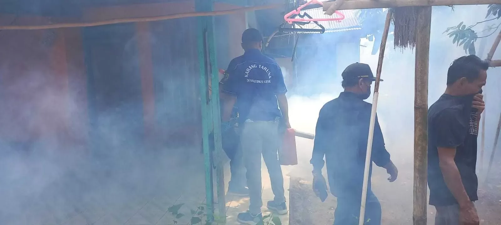 Kurangi Warga yang terserang DBD, Karang Taruna Cileungsi Kidul lakukan Fooging.