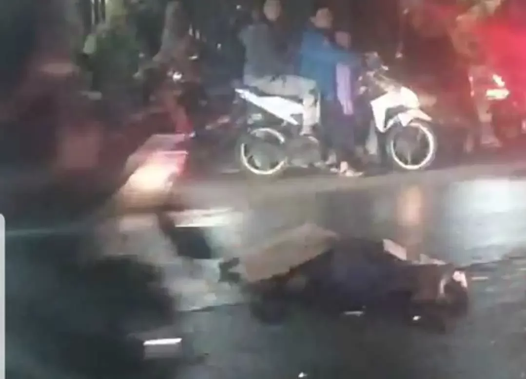 Satu Pengendara Motor Tewas, Usai bertabrakan di Jalan Mercedes Benz.