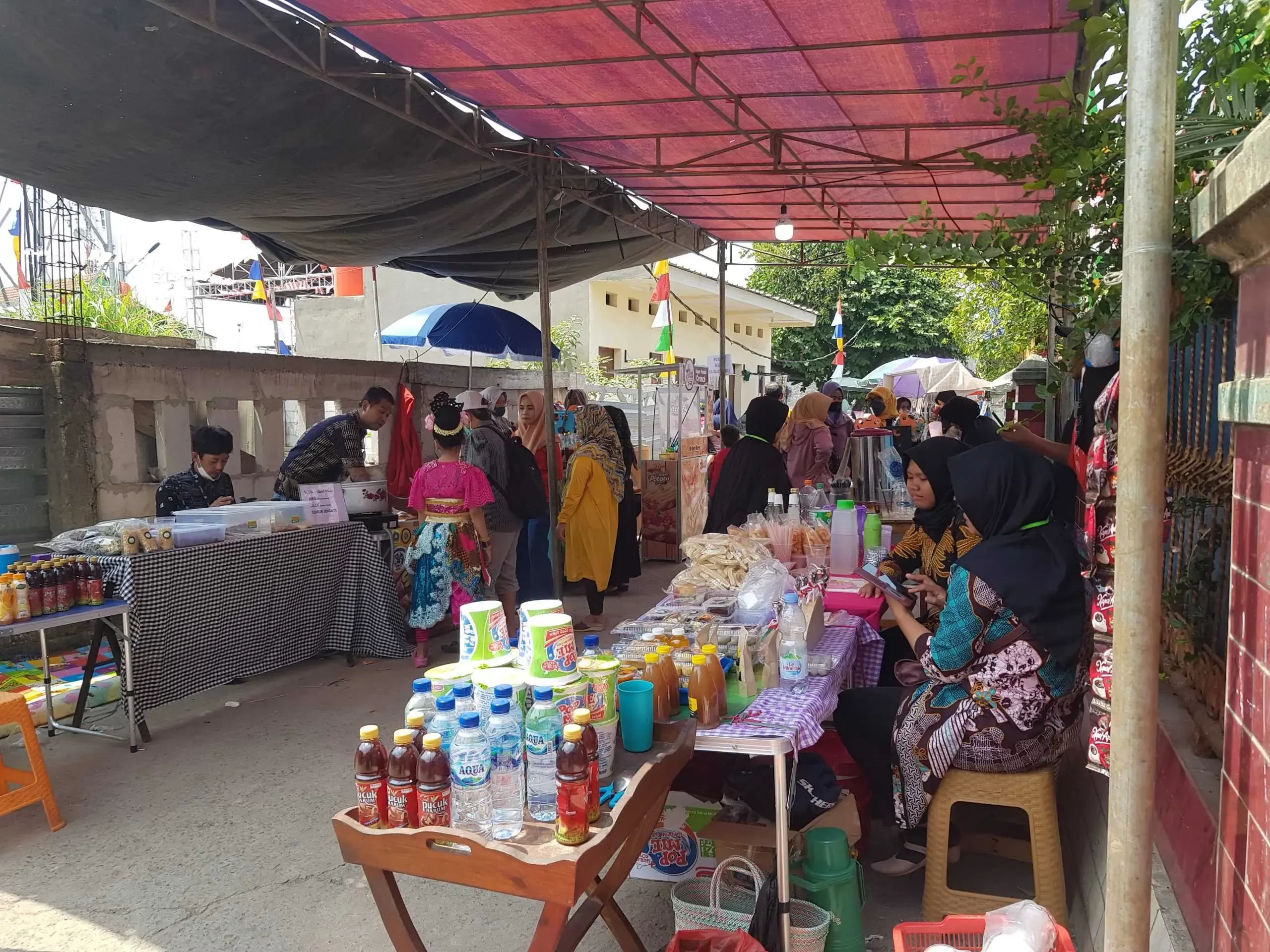 Usaha Mikro Kecil dan Menengah (UMKM) berpartisipasi saat Perlombaan Seni Tari Jaipong Desa Cicadas.