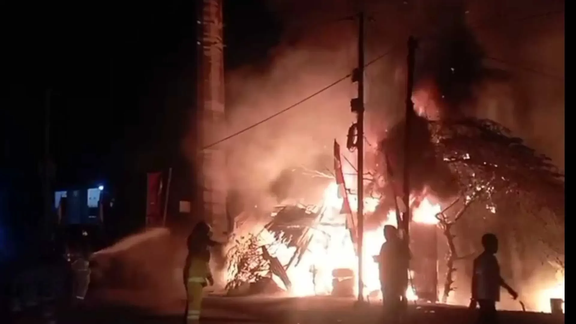 Akibat Bakaran Sampah, Sebuah Kios Tambal Ban Hangus Terbakar Api.