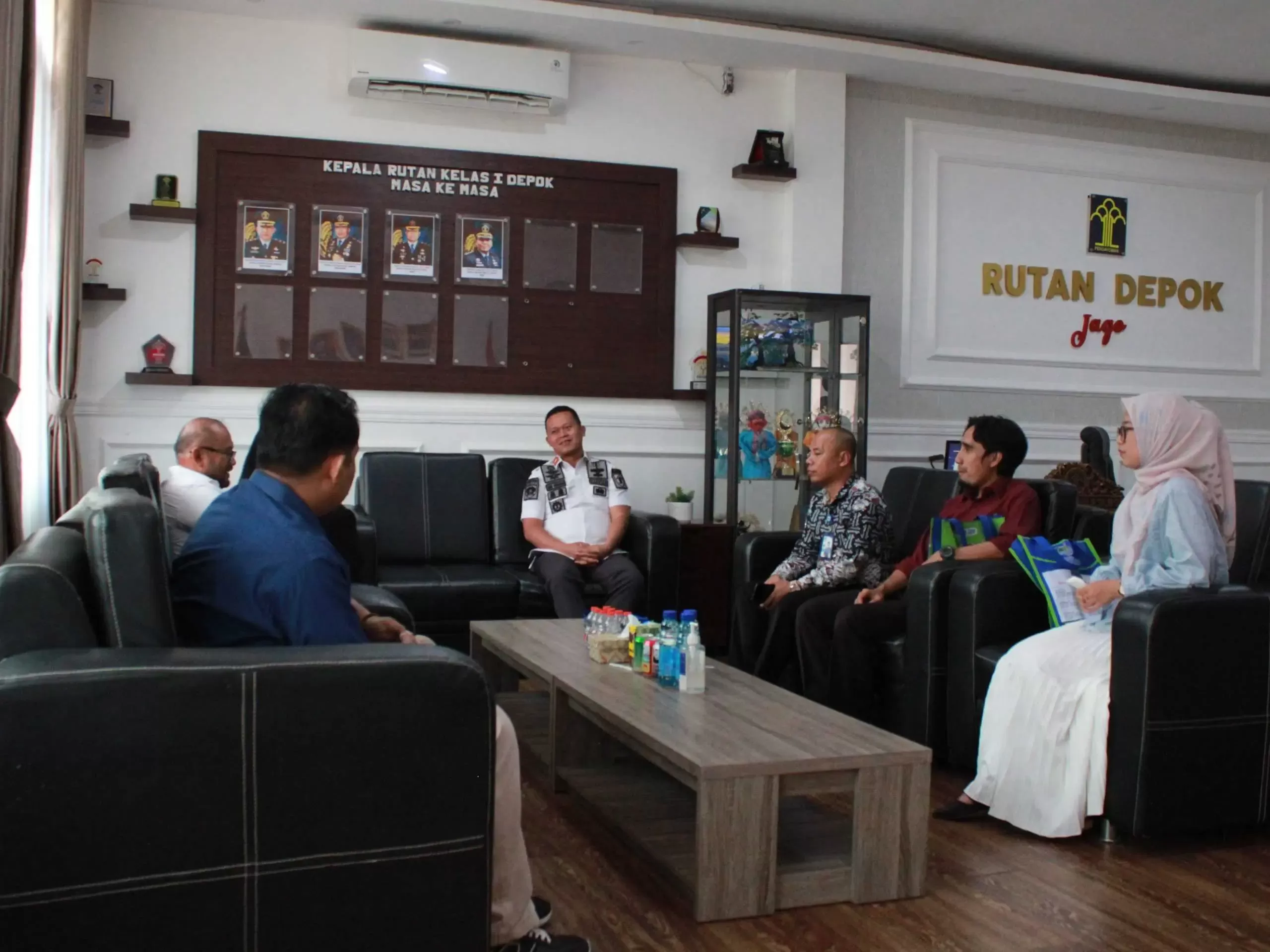 Bentuk Sinergitas, Lurah Cilodong beserta Kampus STIAMI Kunjungi Rutan 1 Depok.