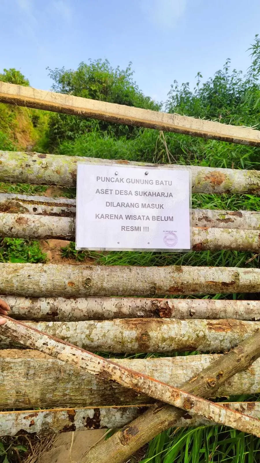 Serobot Lahan Milik Negara, dengan mengambil keuntungan Restibusi Tiket Wisata Gunung Batu.