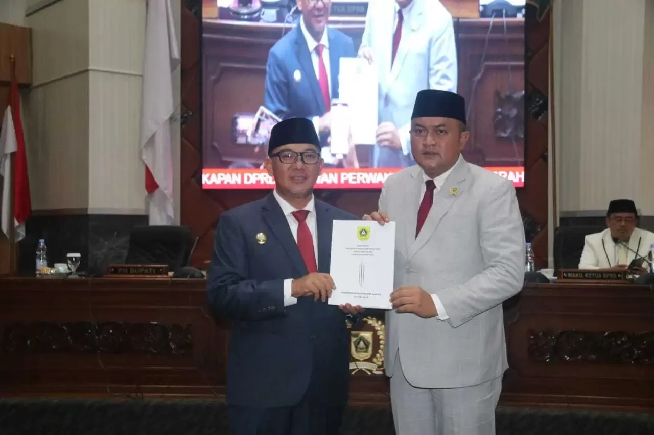 Iwan Setiawan Sampaikan Dokumen Rancangan Perubahan KUA Dan Perubahan PPAS Pada Rapat Paripurna.