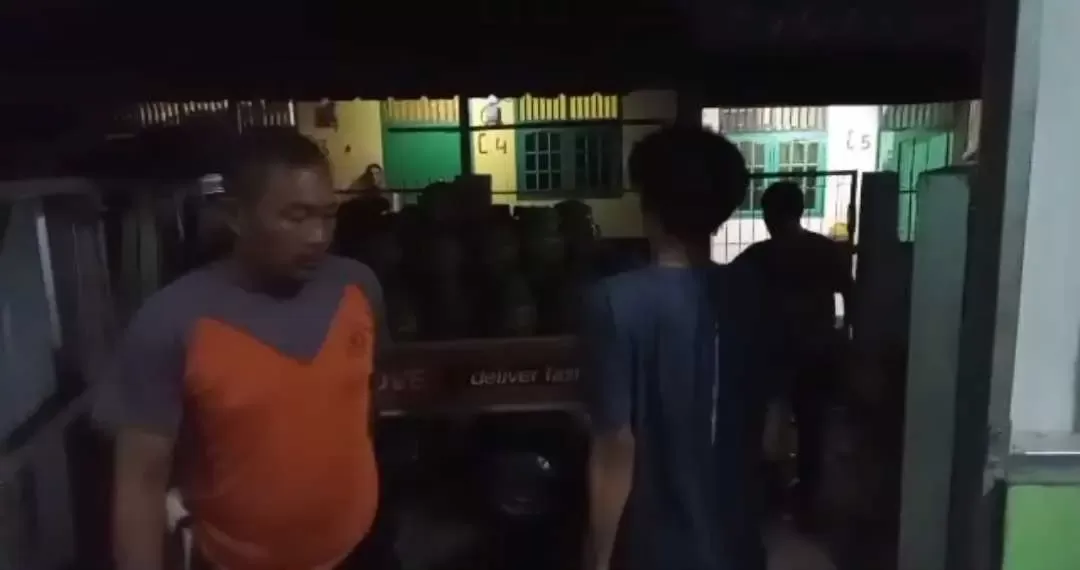 Pihak Kepolisian Gerebek Gudang Gas Oplosan di Cileungsi.