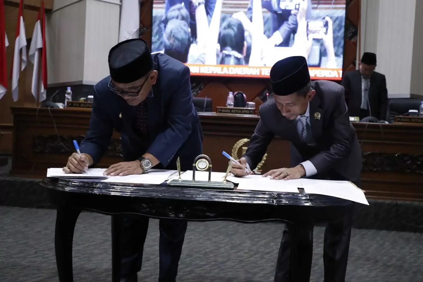 Iwan Setiawan Bersama DPRD Sahkan Dua Raperda Kemajuan Budaya Lokal dan Pendidikan PAUD Menjadi Perda.