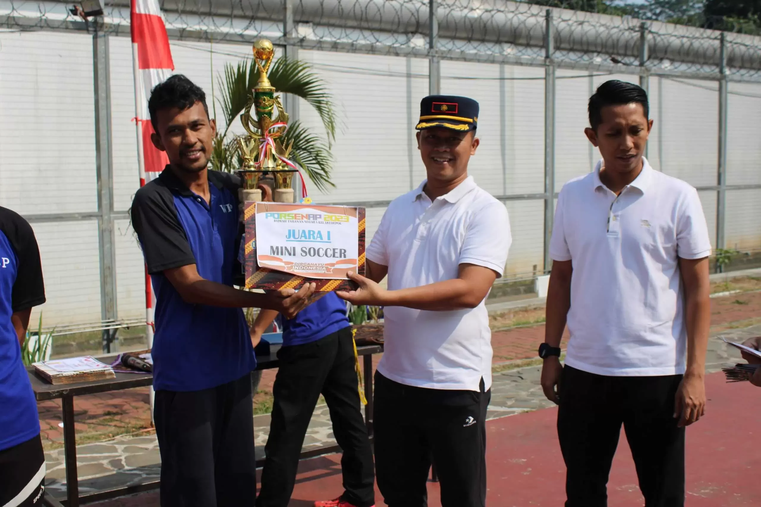 Karutan Depok Tutup Kegiatan Porsenap HUT RI ke 78, dengan Bagikan Hadiah Kepada Para Juara.