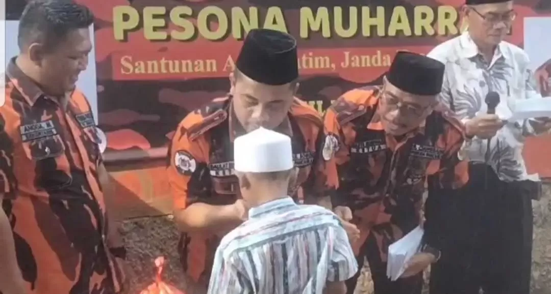Pemuda Pancasila Ranting Ciangsana berbagi kebahagiaan dengan anak yatim.