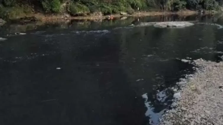 Satu Pekan terakhir, Kondisi Aliran Sungai Cileungsi berubah warna pekat Hitam.