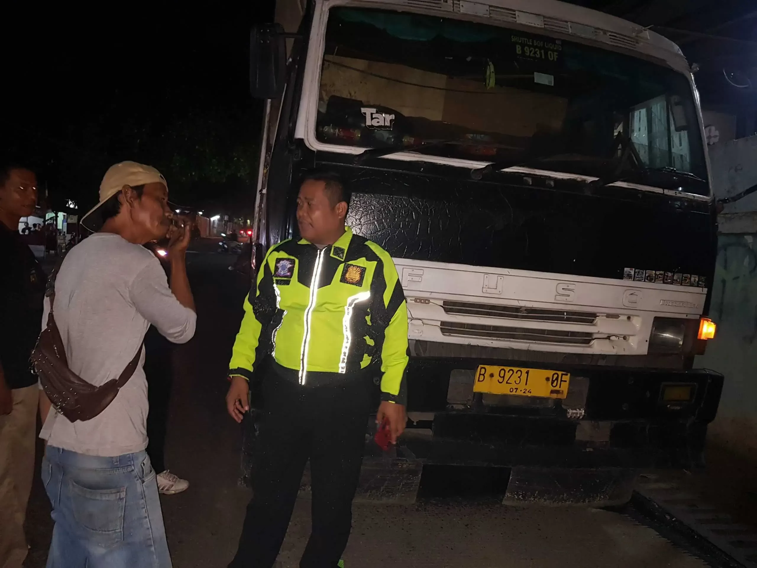 Korban Kecelakaan Akibat Oli Berceceran di Jalan Raya Tlajung Udik. Pihak perusahaan akan Bertanggung Jawab.