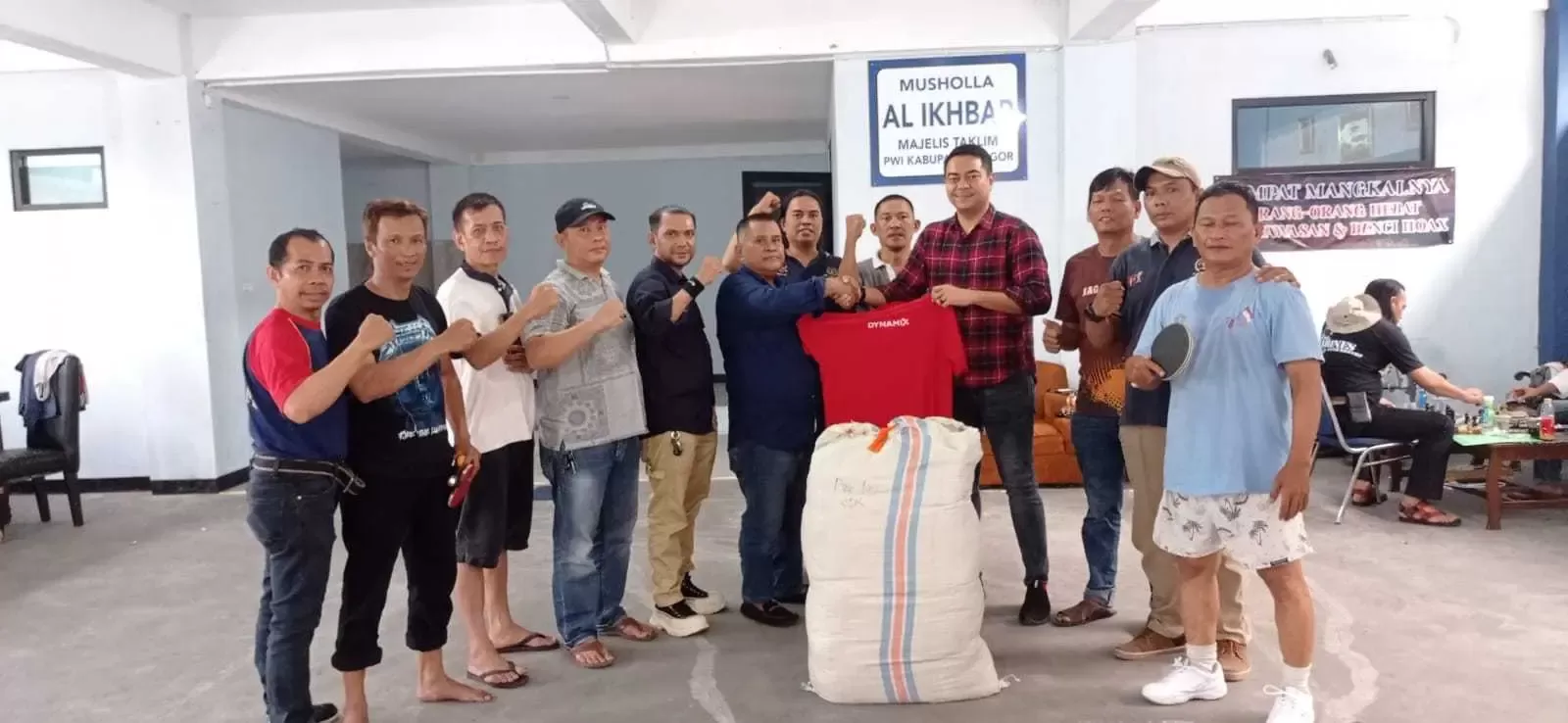 HUT Kemerdekaan Republik Indonesia SBI Sumbang 100 Baju Ke PWI Kabupaten Bogor.