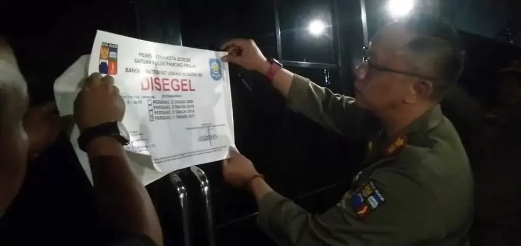 Satpol PP Kota Bogor, Segel Cafe Penjual Minol di Jalan Pangrango.