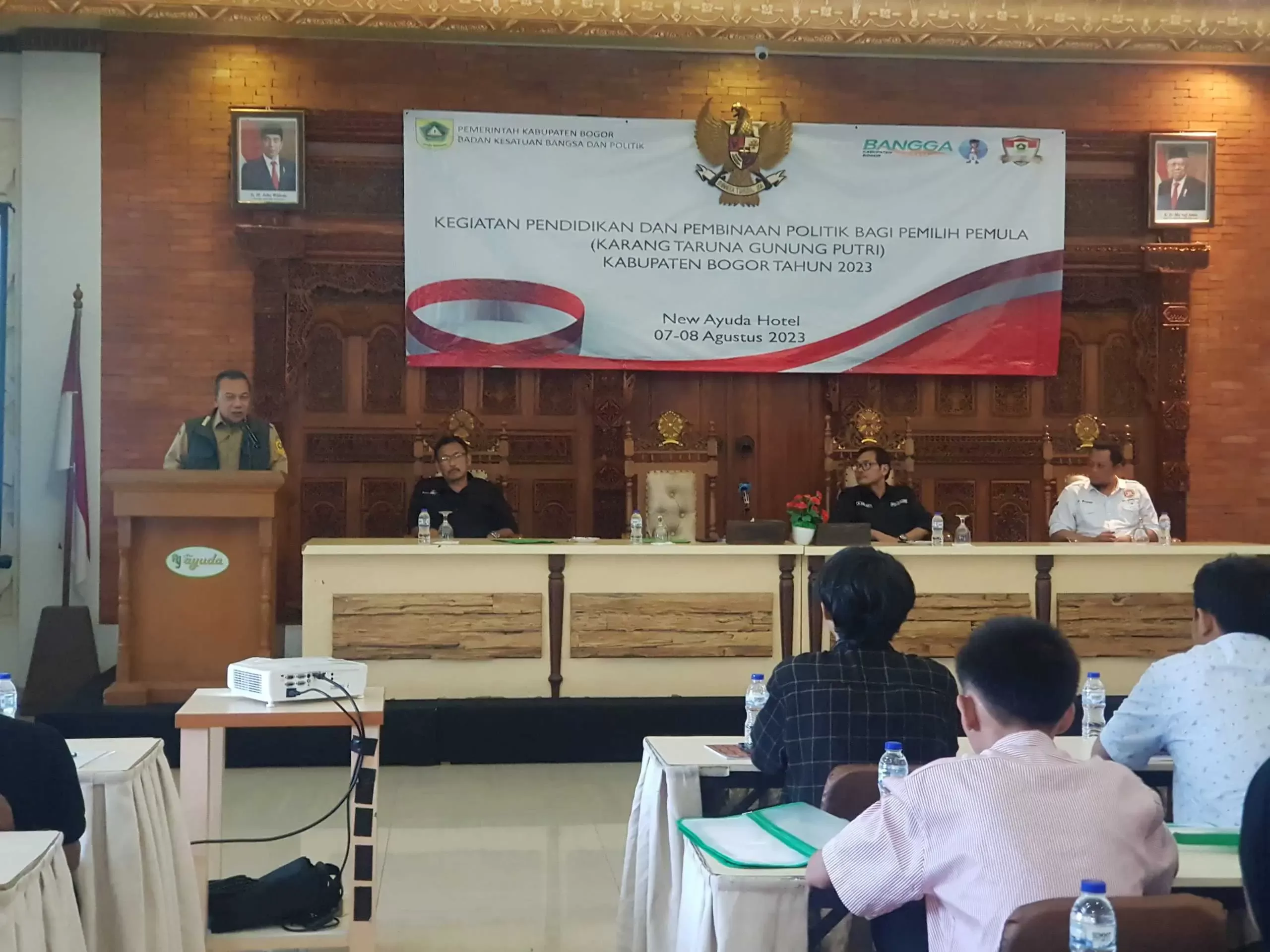 Kesbangpol Kabupaten Bogor, megggelar acara kegiatan pendidikan dan pembinaan politik bagi pemilih pemula kepada Karang Taruna Kecamatan Gunung Putri.