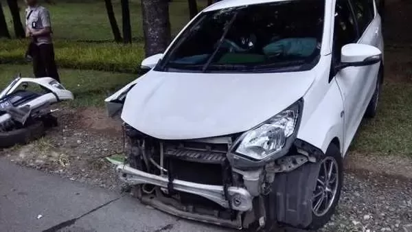 Diduga mengantuk, Mobil minibus tabrak Pohon hingga ringsek di Kawasan Sentul City.