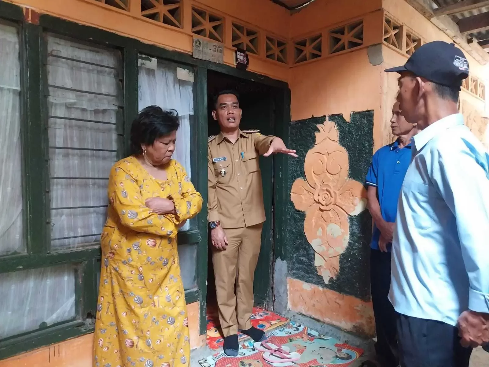 Desa Kopo Alami Kekeringan dan kesulitan mendapatkan air bersih, Camat Cisarua sambagi Warganya.