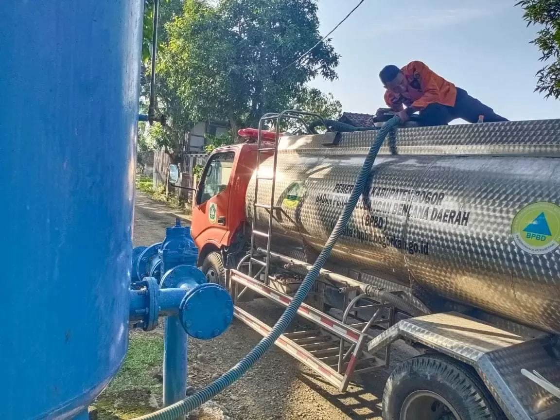Krisis Air Bersih, Pemkab Bogor Gercep Salurkan 10 Ribu Liter Air Bersih Bagi Masyarakat.
