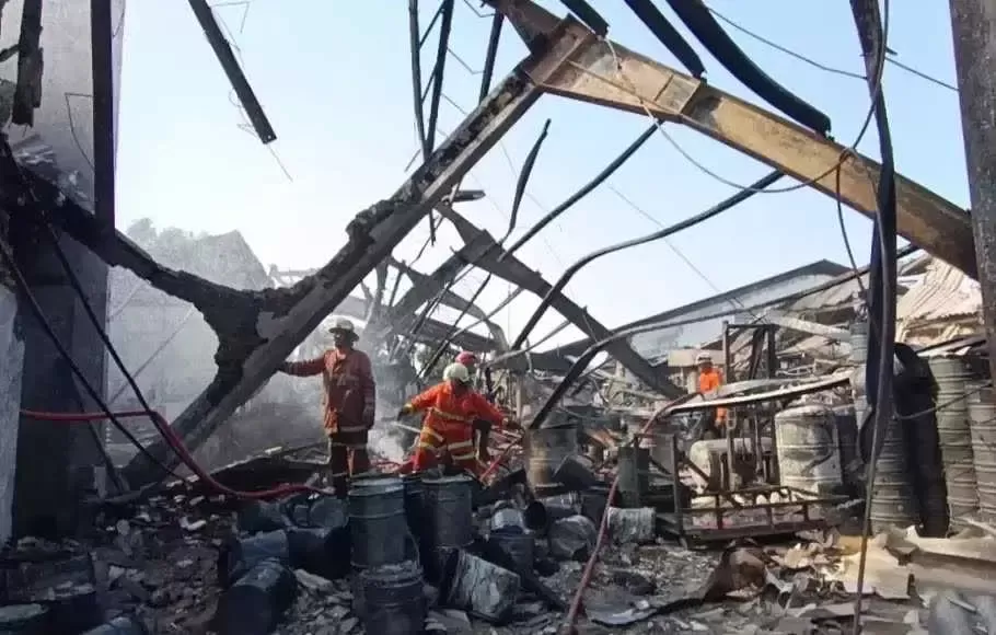 Pabrik Cat di Klapaunggal Ludes terbakar Api.