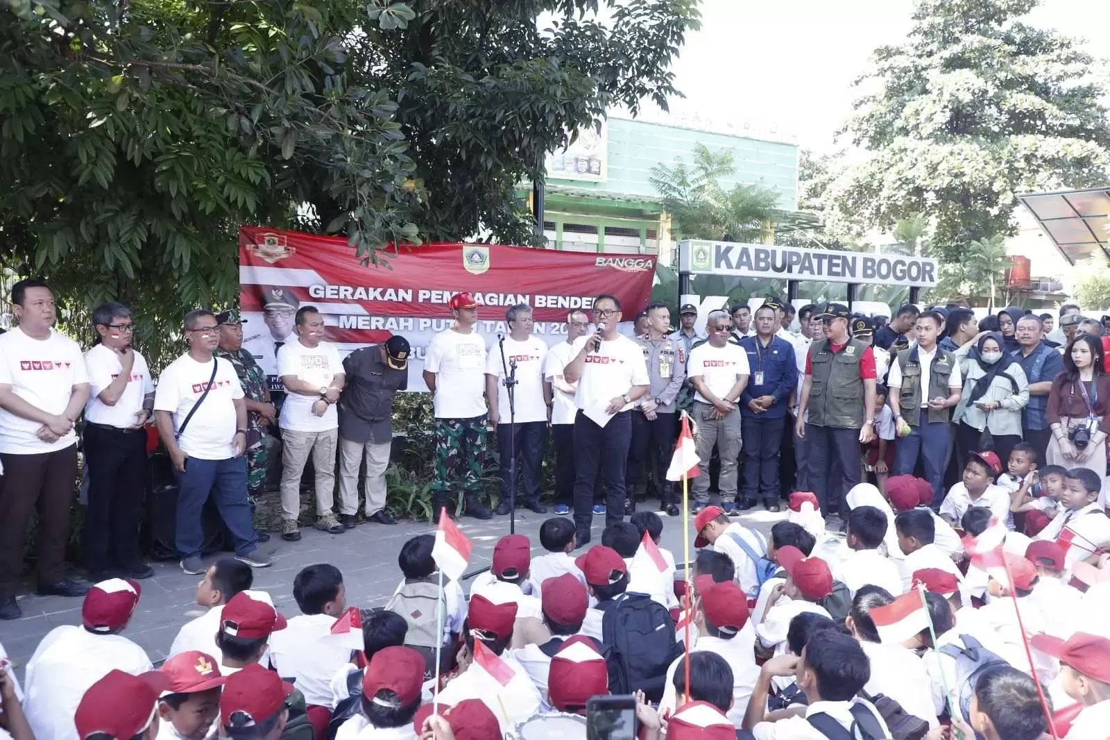 Dalam rangka menyambut HUT RI ke 78, Plt.Bupati Bogor Bagikan Bendera Merah putih kepada warga.