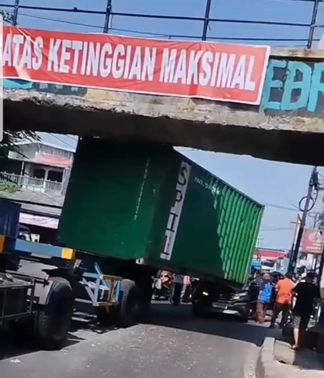 Mobil mini Bus tertimpa Kontainer yang tersangkut di Jembatan Talang Kota Bogor.