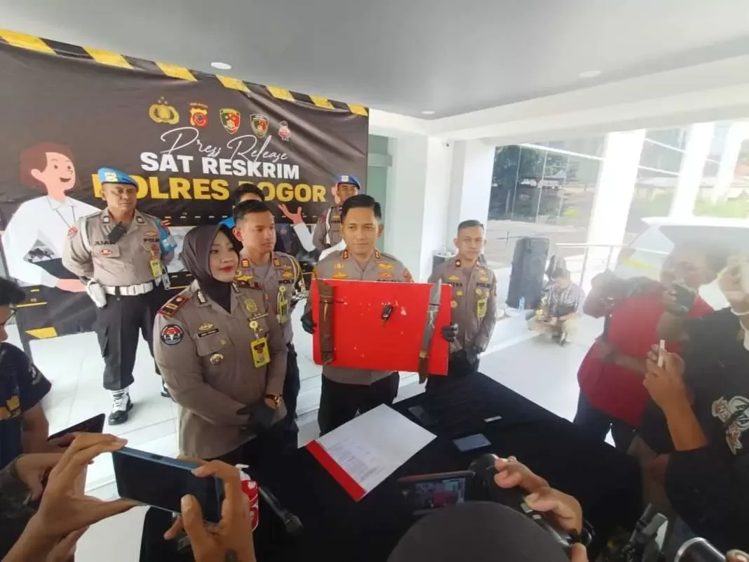 Pria Mabuk Rusak Mobil Temannya di Area Stadion Pakansari, Akibat ditantang temannya Balapan.