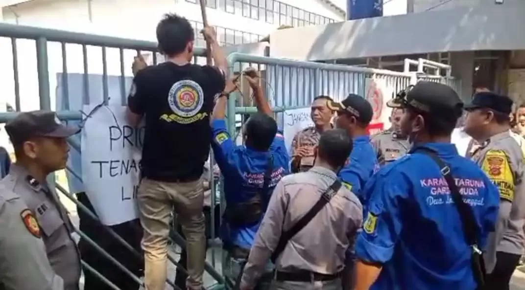 Puluhan Anggota Karang Taruna Limusnunggal, Gurudug PT Rulsi Vinilon.