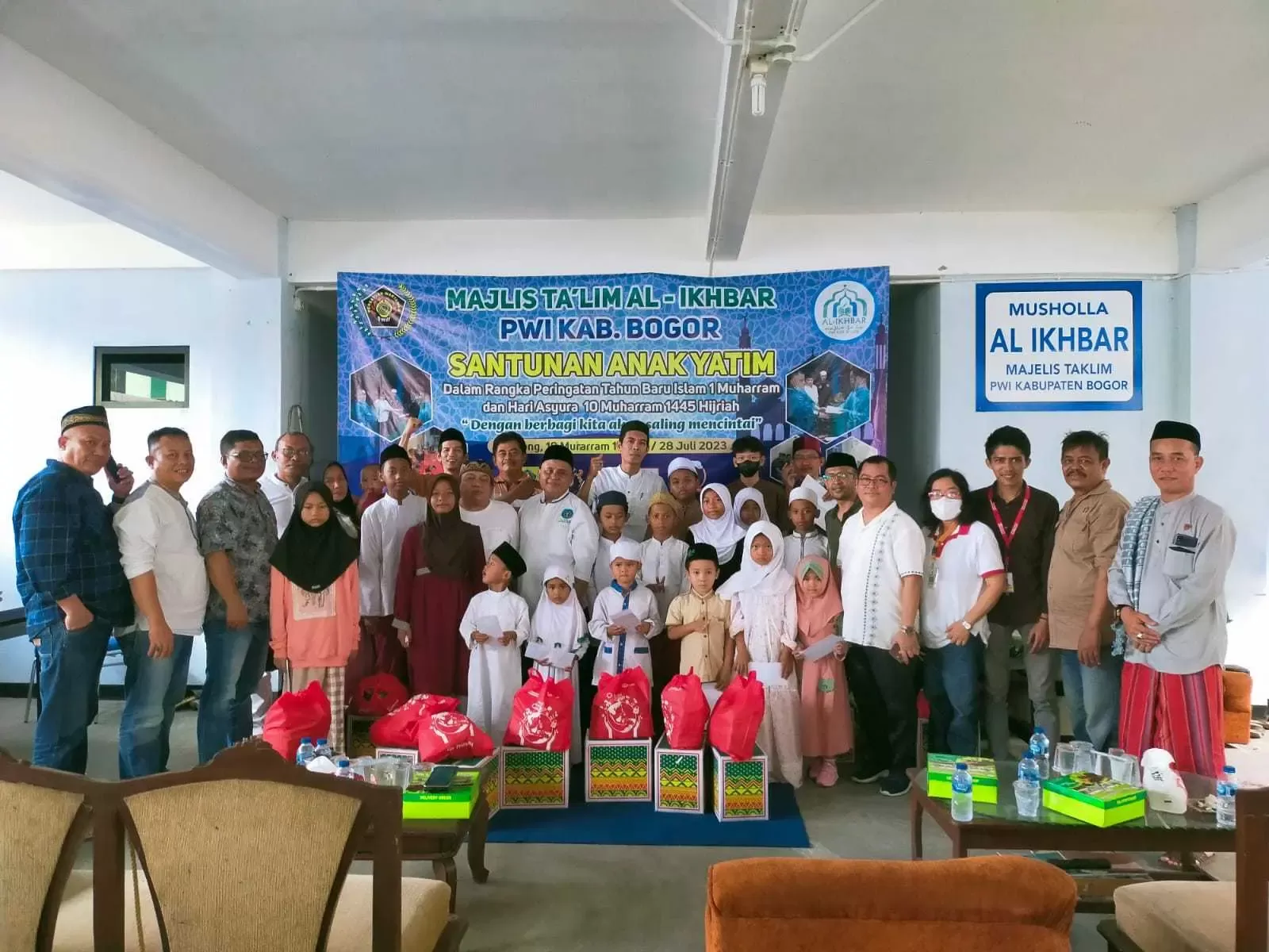 Peringati Tahun Baru Islam 1 Muharram dan Hari Asyura 10 Muharram 1445 Hijriah, PWI Kabuapten Bogor Santuni Puluhan Anak Yatim Piatau.