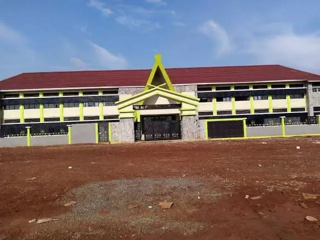 Kondisi Sekolah yang Becek Saat Hujan, tak menyulutkan Antusias Murid Untuk Bersekolah di SMPN 4 Gunung Putri.