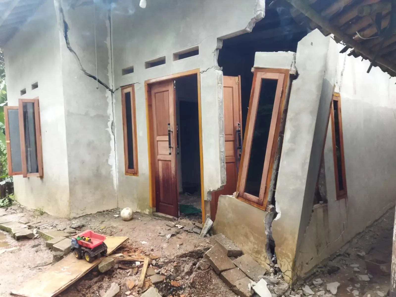 Pergeseran Tanah Terjadi di Desa Bojong Tenjo Bogor, 8 Rumah Warga Rusak Akibat Hujan Deras
