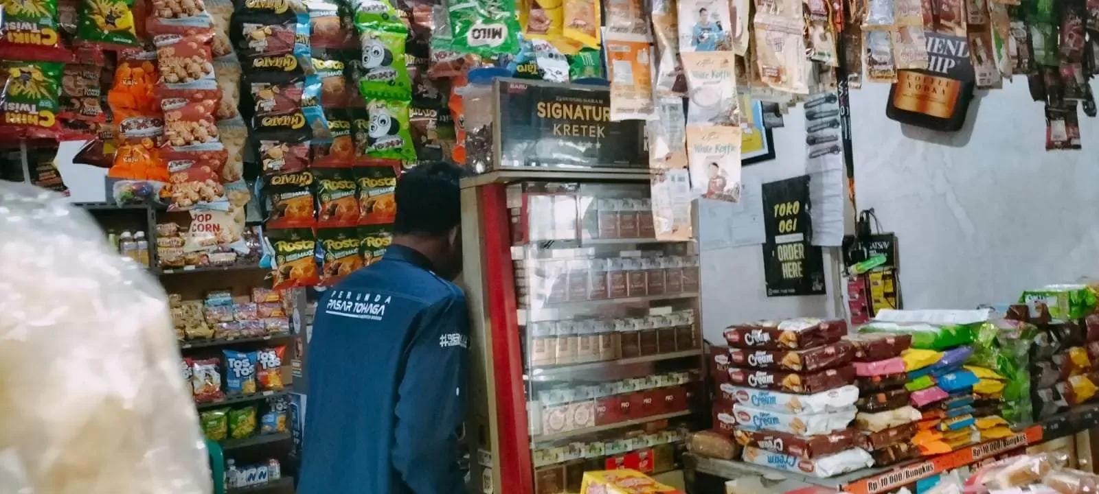 Citra BUMD Tercoreng, Pegawai Perumda Pasar Tohaga Diduga Santai Beli Miras Saat Dinas