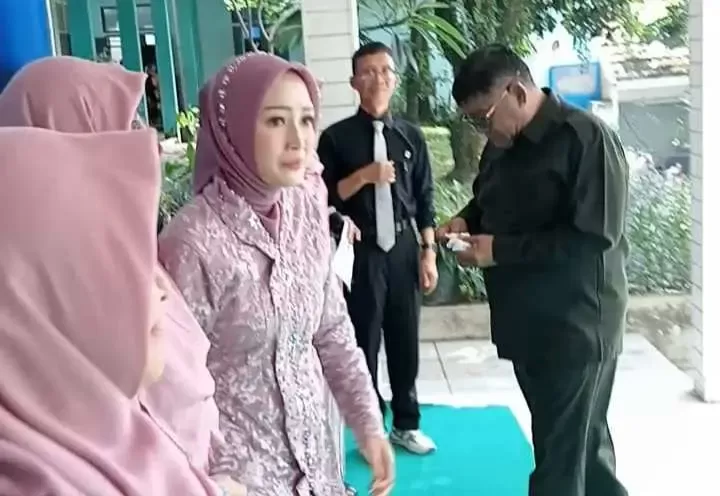 Awan Mendung Akhirnya Gerimis ! Linangan Anisah Bikin Komite Nangis