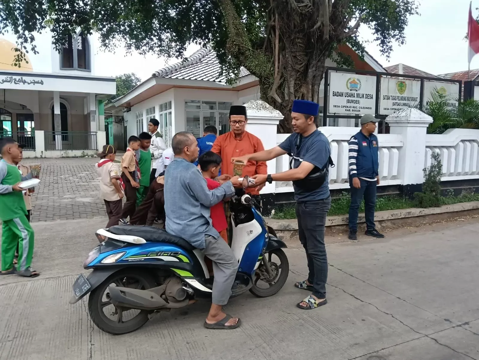 Karang Taruna Kecamatan Cileungsi Gelar Jumat Bersih dan Jumat Berkah di Desa Cipenjo