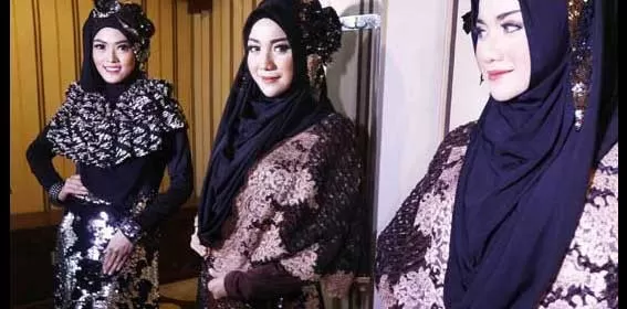 EVENING GOWN: Fenny Agustin (kiri) dan Sarah Jihan mengenakan evening gown muslim rancangan Yuyuk Nurmaâ€™isyah.