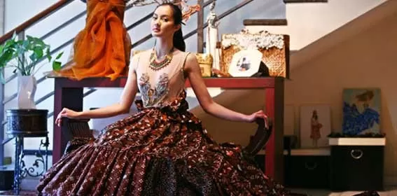 Irien Permata Sari mengenakan evening gown batik dengan aksen wayang karya Yunita Kosasih. 