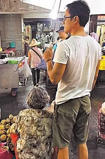 Ming Dao temani ibunya jualan ubi. 