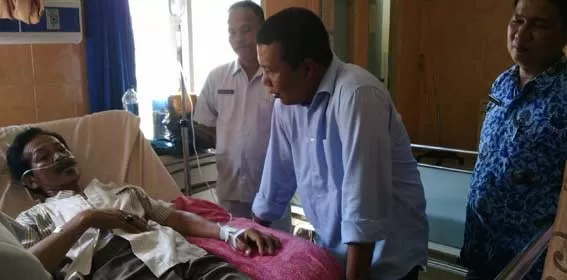Bupati Tanjabtim Romi Haryanto ketika meninjau layanan kesehatan dan bertanya langsung ke warga
