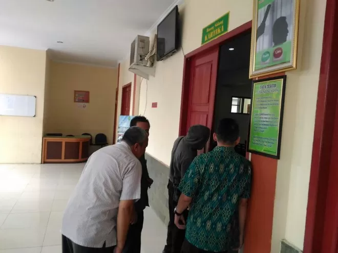 Jaksa KPK saat mengecek ruang sidang di Pengadilan Tipikor Jambi, yang akan digunakan untuk menyidangkan Erwan Malik Cs, Selasa (13/2/2018)