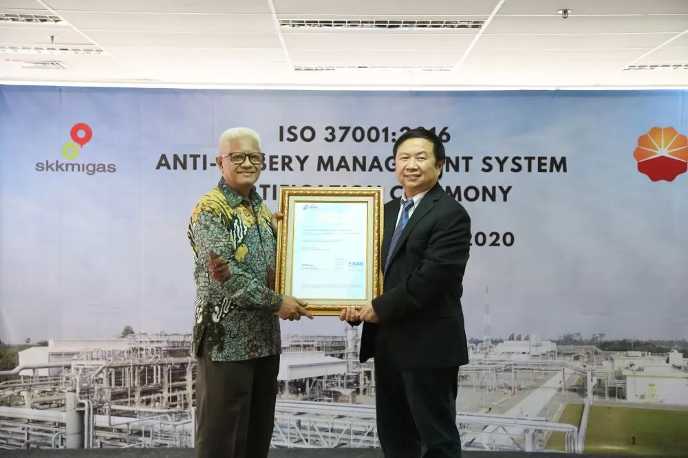 irektur Utama PT Mutuagung Lestari Arifin Lambaga menyerahkan sertifikat ini kepada Presiden PetroChina Nie Changmou