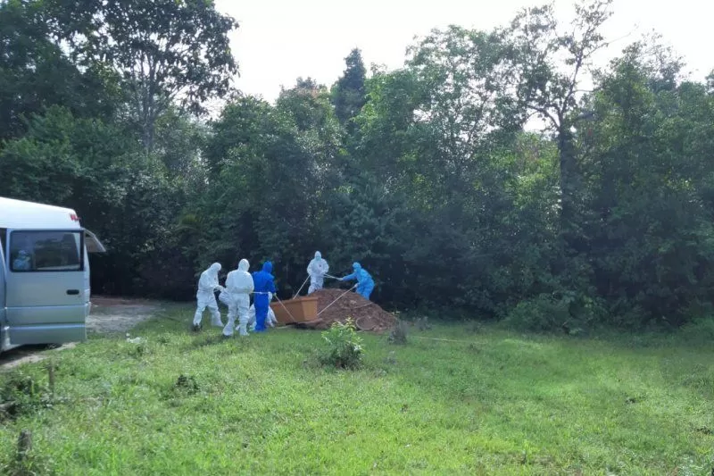Proses pemakaman pasien suspek Covid-19 di Kabupaten Batanghari yang meninggal dunia di Rumah Sakit Umum Hamba Muara Bulian 