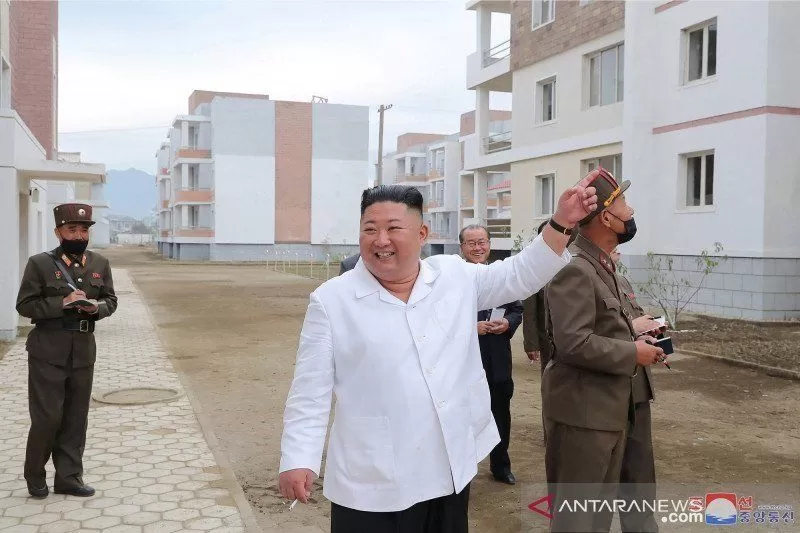 Pemimpin Korea Utara Kim Jong Un memeriksa lokasi rekonstruksi di daerah Kimhwa, dalam gambar ini dirilis oleh Kantor Berita Pusat Korea Utara (KCNA) pada 1 Oktober 2020. 