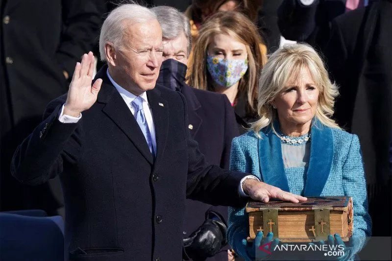 Joe Biden (kiri) saat dilantik sebagai Presiden ke-46 Amerika Serikat di Front Barat Capitol AS di Washington, Amerika Serikat, Rabu (20/1/2021)