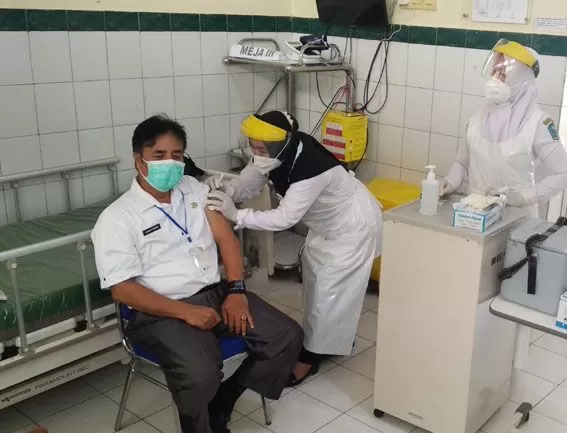 Direktur RSU Kolonel Abundjani Bangko, Berman Saragih saat mendapat suntikan vaksin Covid-19