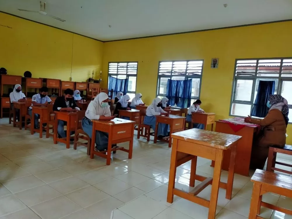 Siswa SMA Negeri 1 Batanghari saat melaksanakan ujian berbasis android