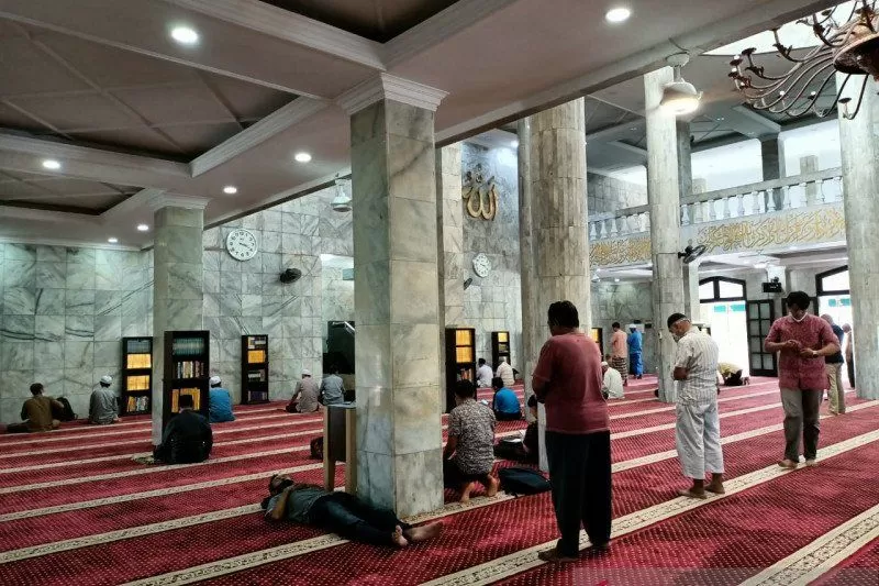 Jamaah Masjid Nurdin Hasanah saat melaksanakan ibadah itikaf. Masjid-masjid di Jambi perkenankan jamaah beribadah itikaf namun dilaksanakan dengan menerapkan protokol kesehatan Covid-19