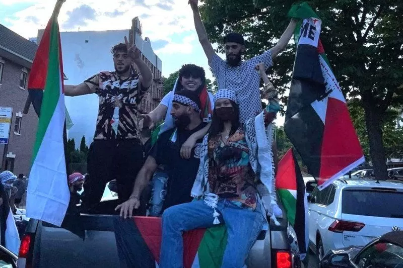 Super model AS Bella Hadid mengikuti aksi mendukung kebebasan Palestina di New York, Sabtu (15/5/2021)