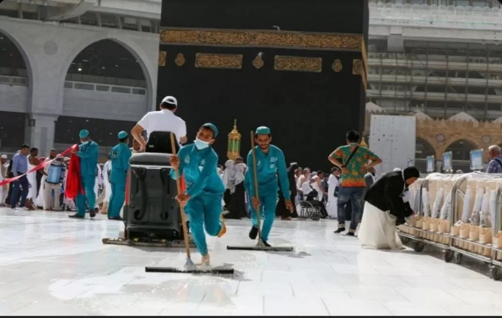 Petugas membersihkan lantai ka'bah di Kota Suci Makkah, Arab Saudi