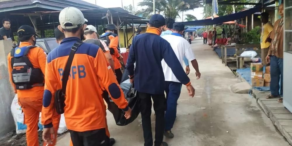 Tim SAR gabungan mengevakuasi jenazah korban tenggelam di Sungai Pengabuan, Kecamatan Senyerang, Kabupaten Tanjungjabung Barat, Kamis (3/6)