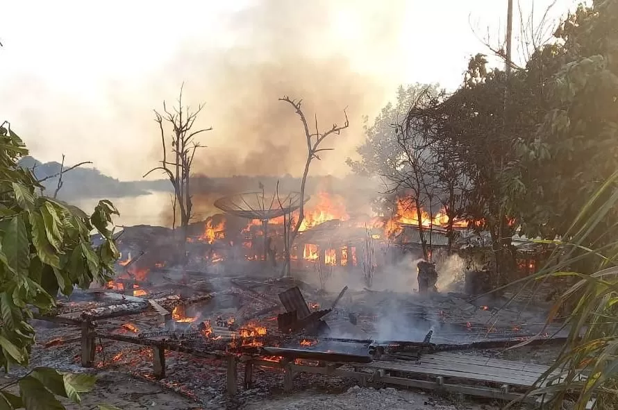 Dua unit rumah warga di Kelurahan Bandar Jaya, Kecamatan Rantau Rasau, Kabupaten Tanjungjabung Timur ludes terbakar, Jumat (4/6)