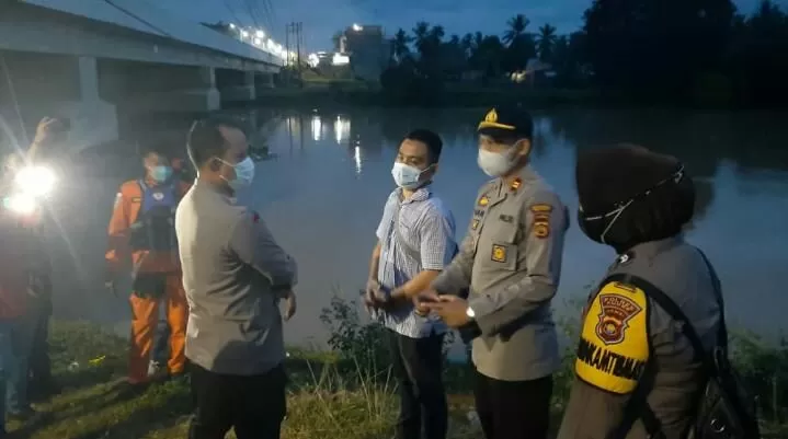 Kapolres Bungo, AKBP Guntur Saputro memantau pencarian korban tenggelam di Sungai Batang Tebo, Jumat (20/8)